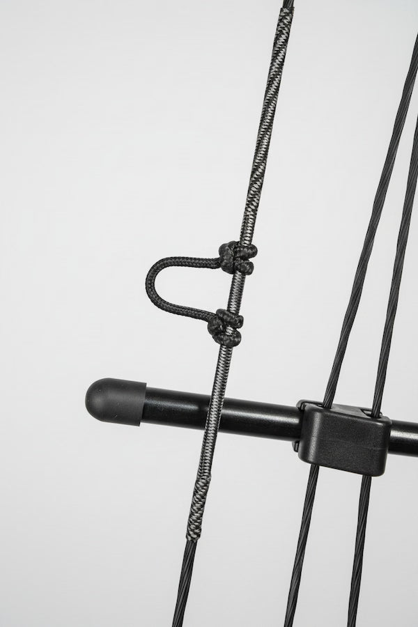 Close-up of a bow with弦和箭在白色背景上